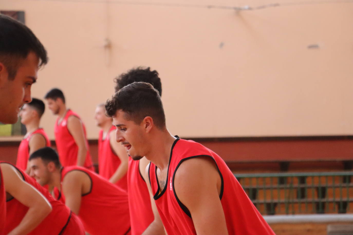 Un jugador de la Cultural en el primer entrenamiento.