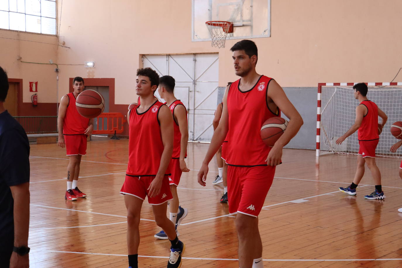 Jugadores de la Cultural en el primer entrenamiento con balón.
