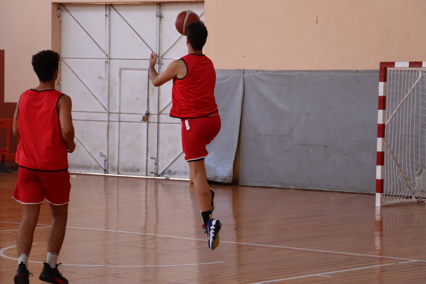 Los jugadores cogen el balón por primera vez para preparar la pretemporada.