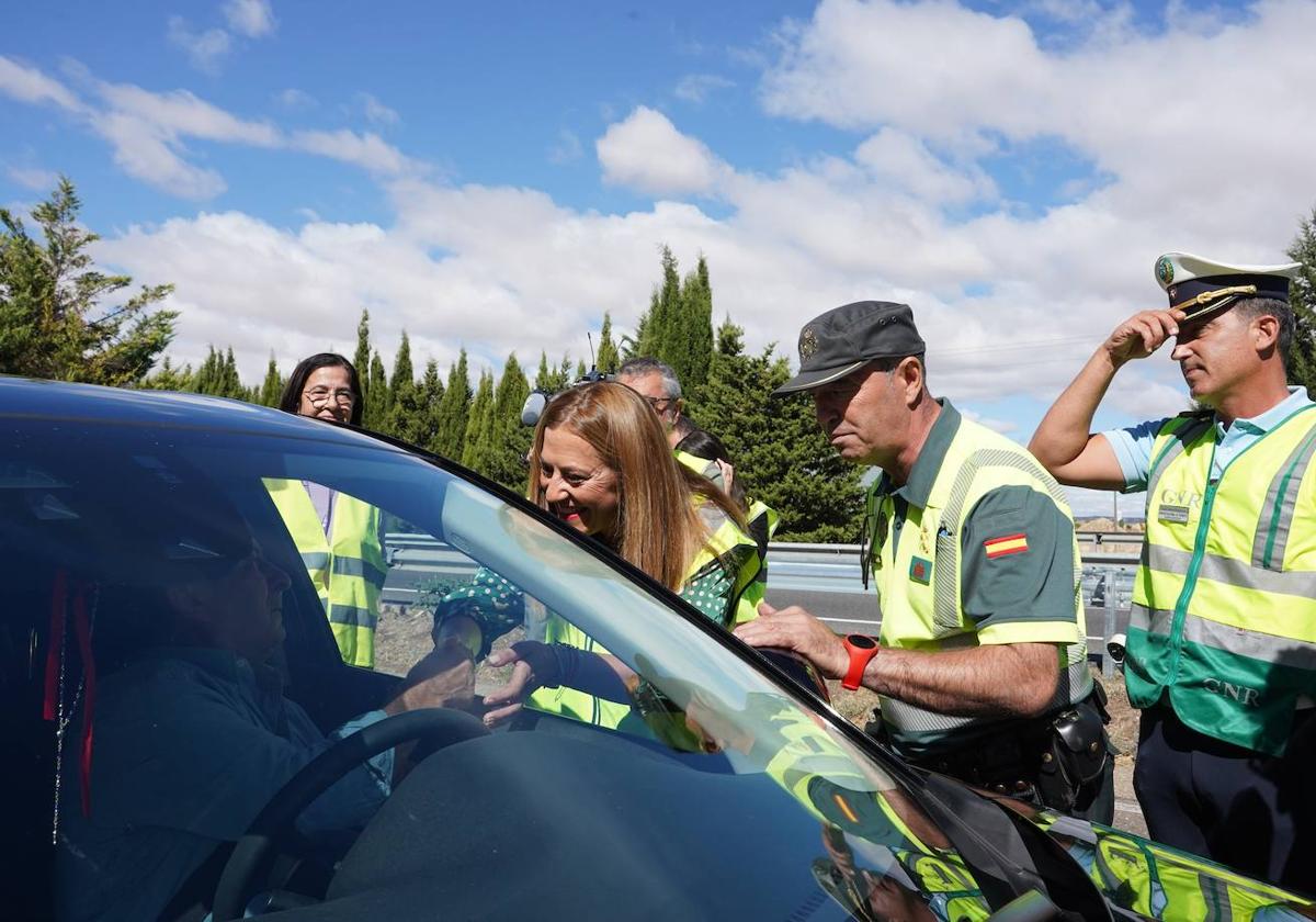 La delegada del Gobierno en Castilla y León, Virginia Barcones, presenta la Operación 'ROADPOL Safe Holidays' junto al agente de GNR Nuno Azevedo, del GNR.