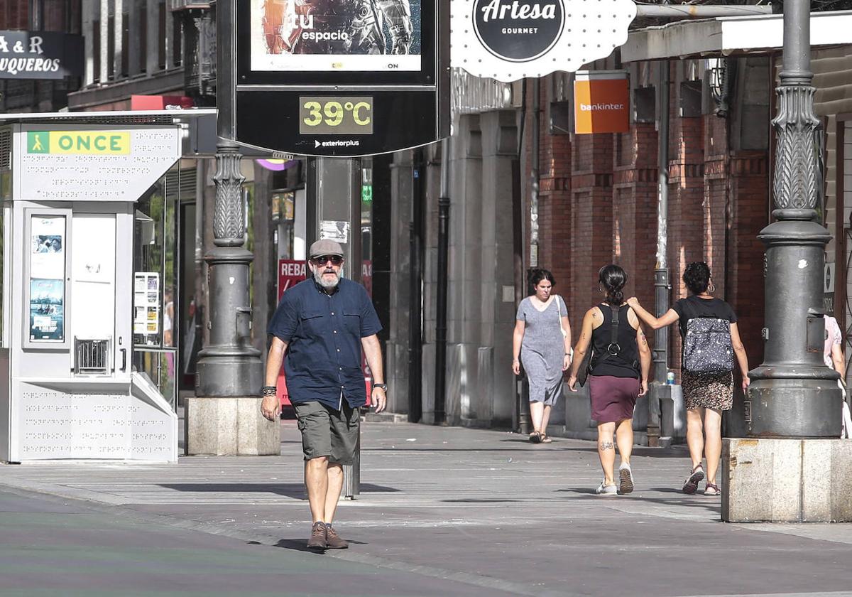 Varios leoneses pasean por Ordoño II con una temperatura de 39 grados.