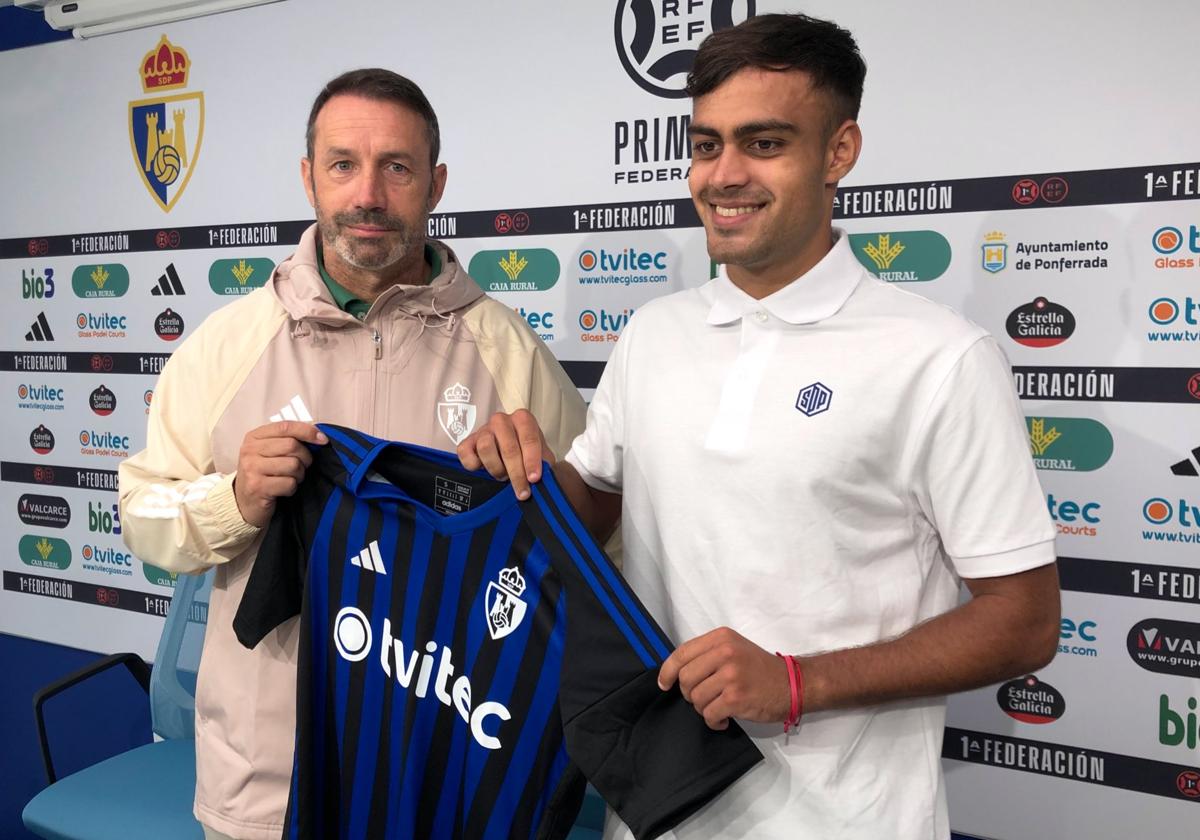 El secretario técnico de la Deportiva, José Sietes, junto a Alejandro Palanca en la presentación del jugador.