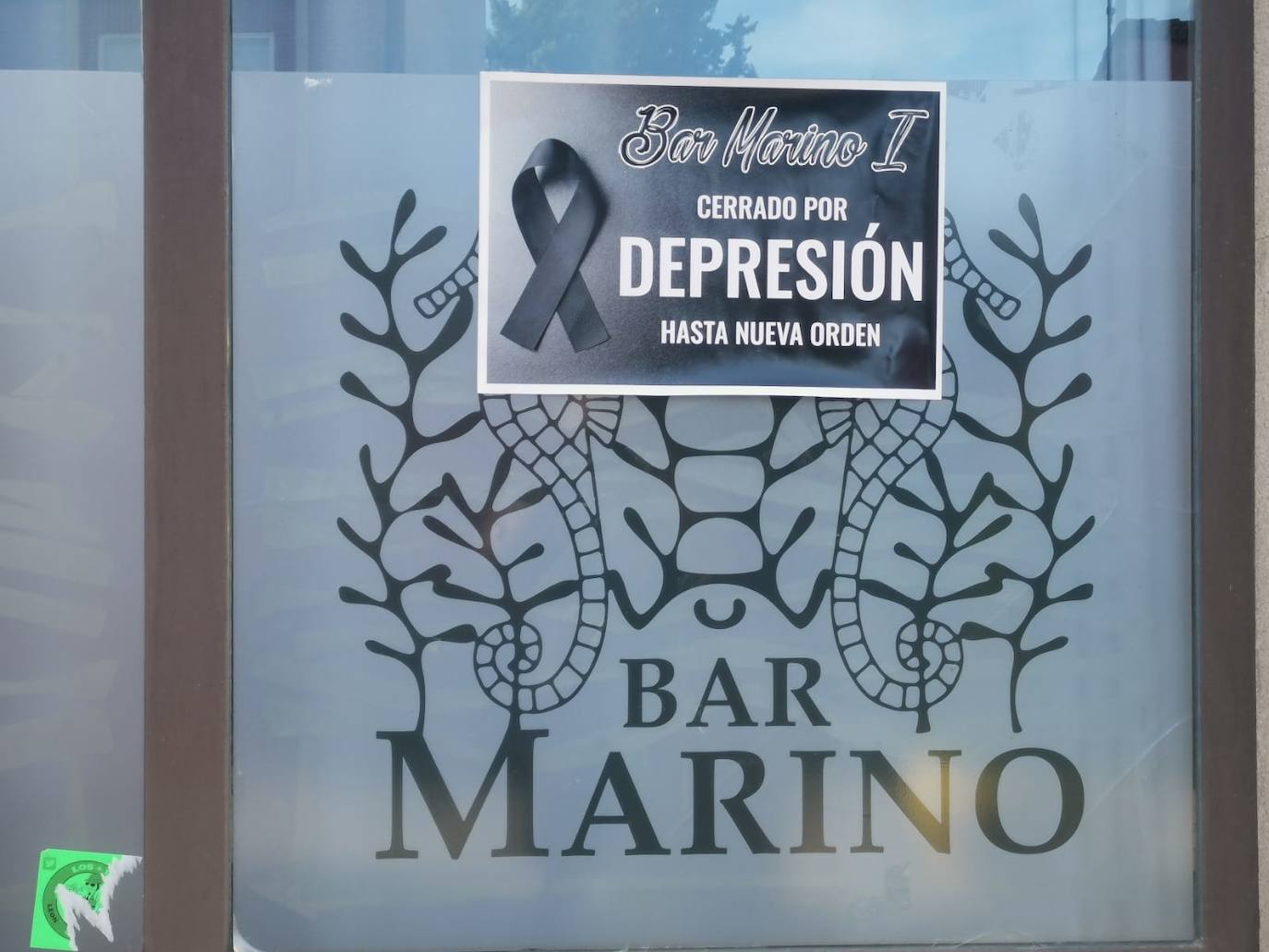 Uno de los carteles que se pueden ver en la fachada del bar, donde asegura que cierra «por depresión».