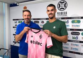 Javi Lancho posa en la rueda de prensa de su presentación con una de las camisetas de la Deportiva para esta temporada.