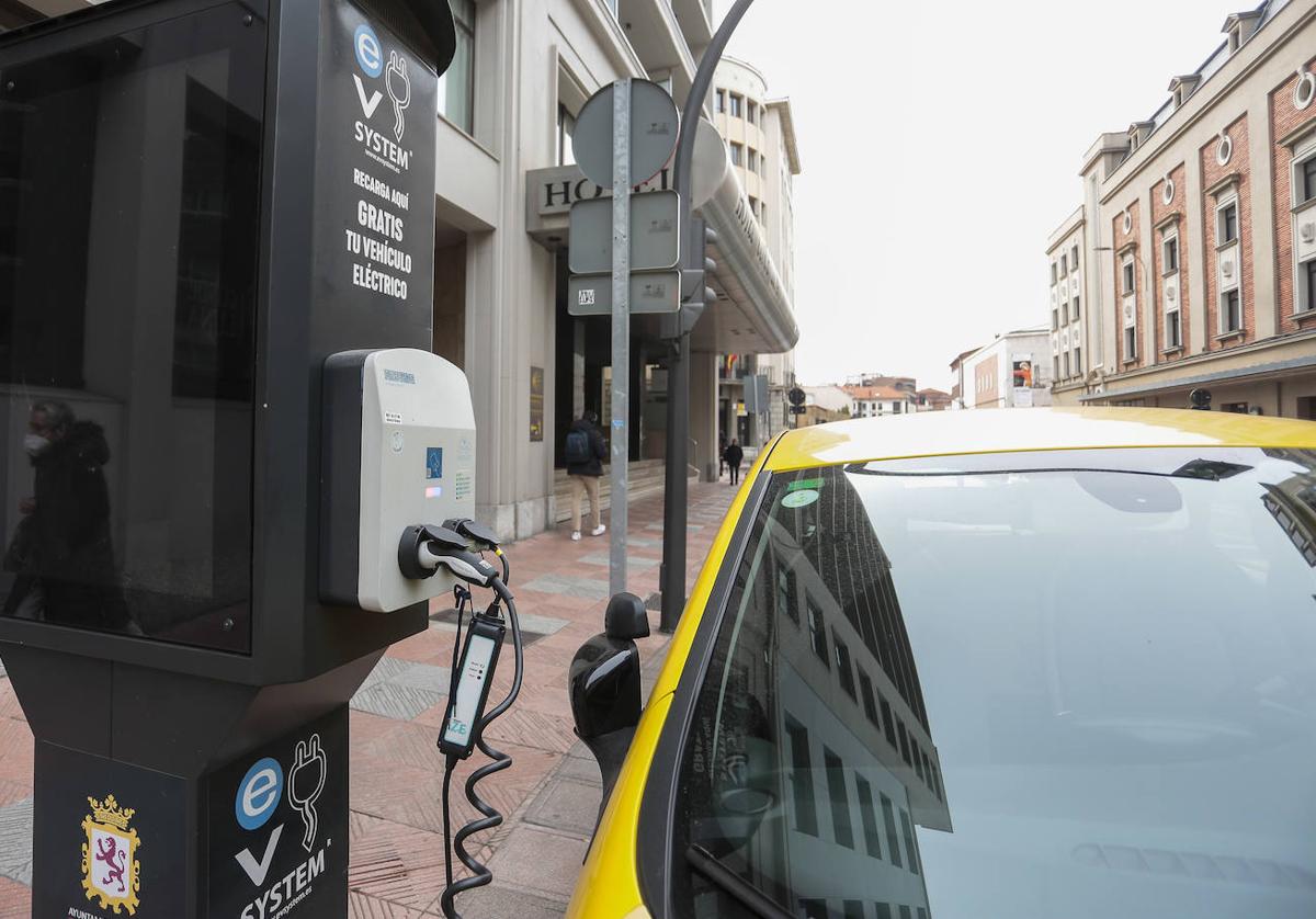 Imagen de un punto de recarga de vehículos eléctricos en León.