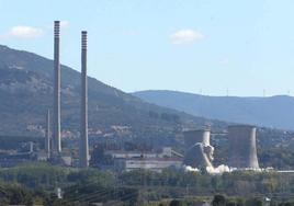 Imagen de la demolición de una de las chimeneas de la central térmica de Compostilla.