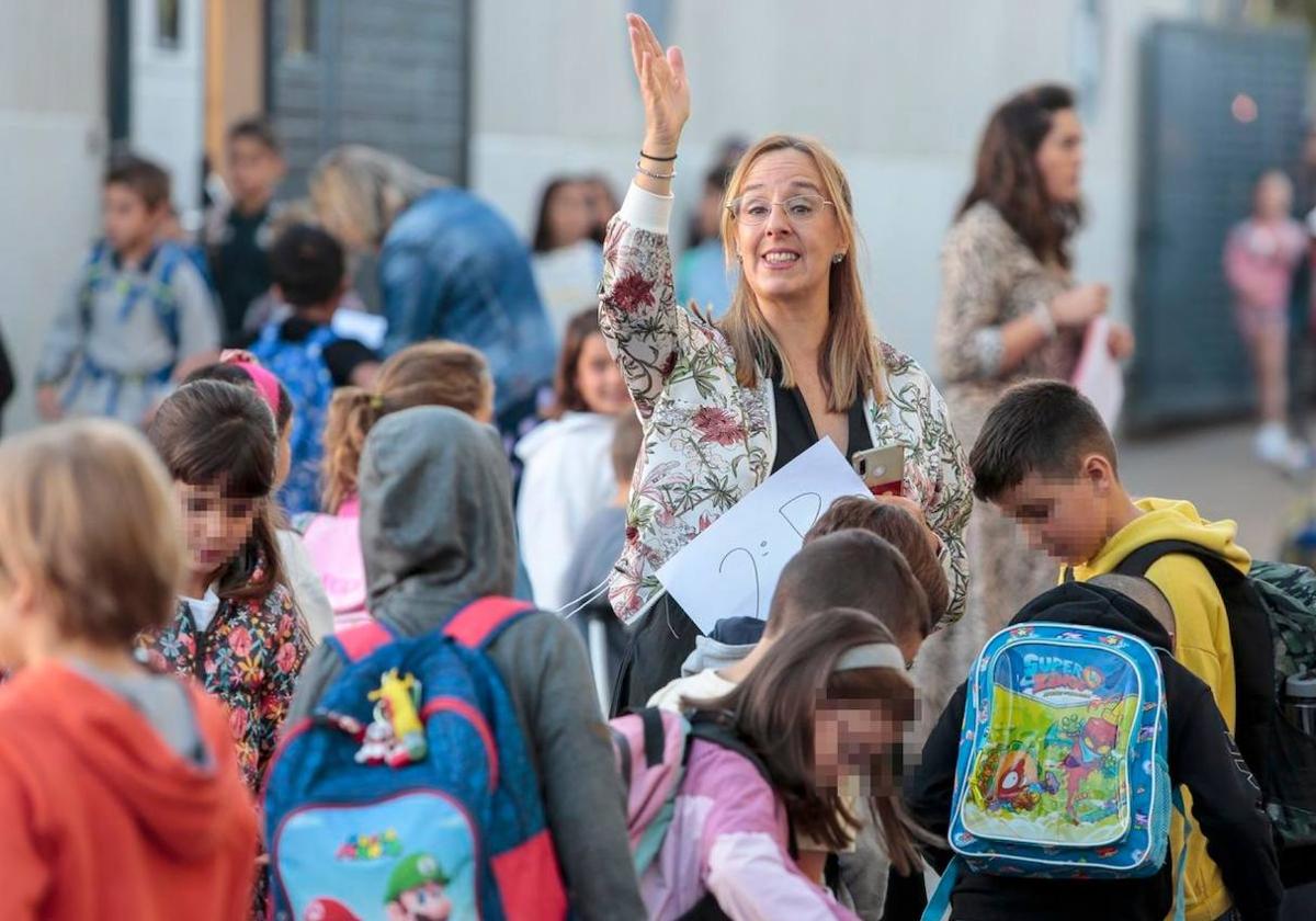 Una maestra durante el primer día de clase en el curso 2022/2023.