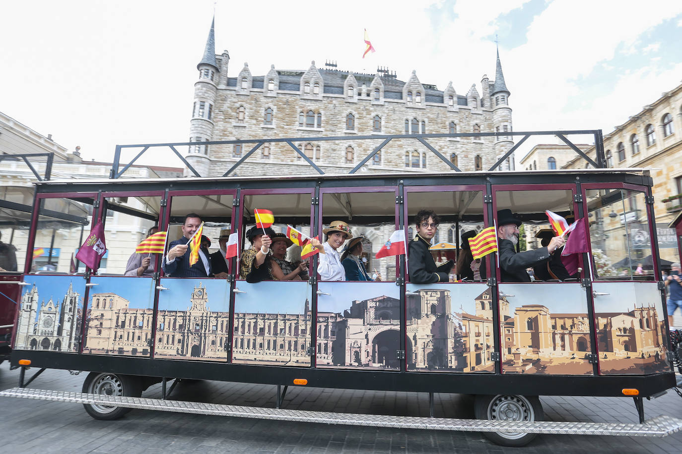 Autoridades montadas en el tren turístico a su paso por Botines.