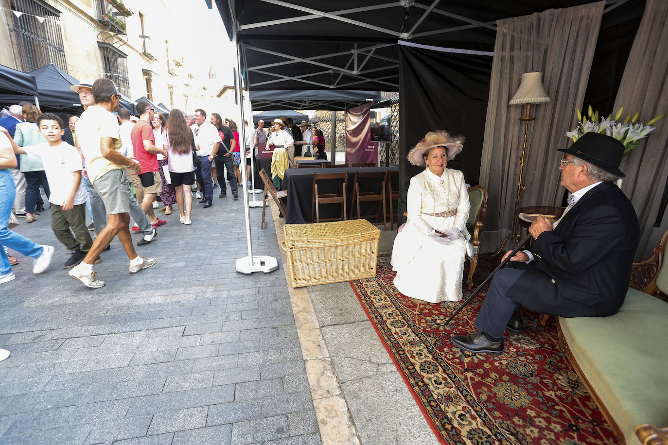 Uno de los expositores presentes en la feria modernista. 