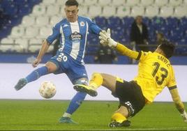 Salvi Carrasco ante un jugador del Deportivo en un encuentro de la pasada temporada.