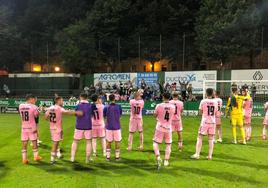 Los juagdores de la Ponferradina aplauden a los aficionados que se desplazaron hasta Sestao..