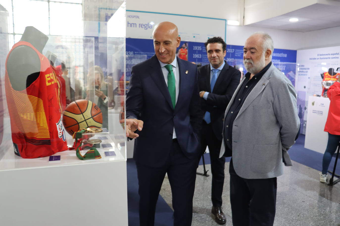 El alcalde de León, José Antonio Diez, junto al director territorial noroeste de HM Hospitales, Enrique Aller, y el presidente de la FEB, Óscar Castañeda