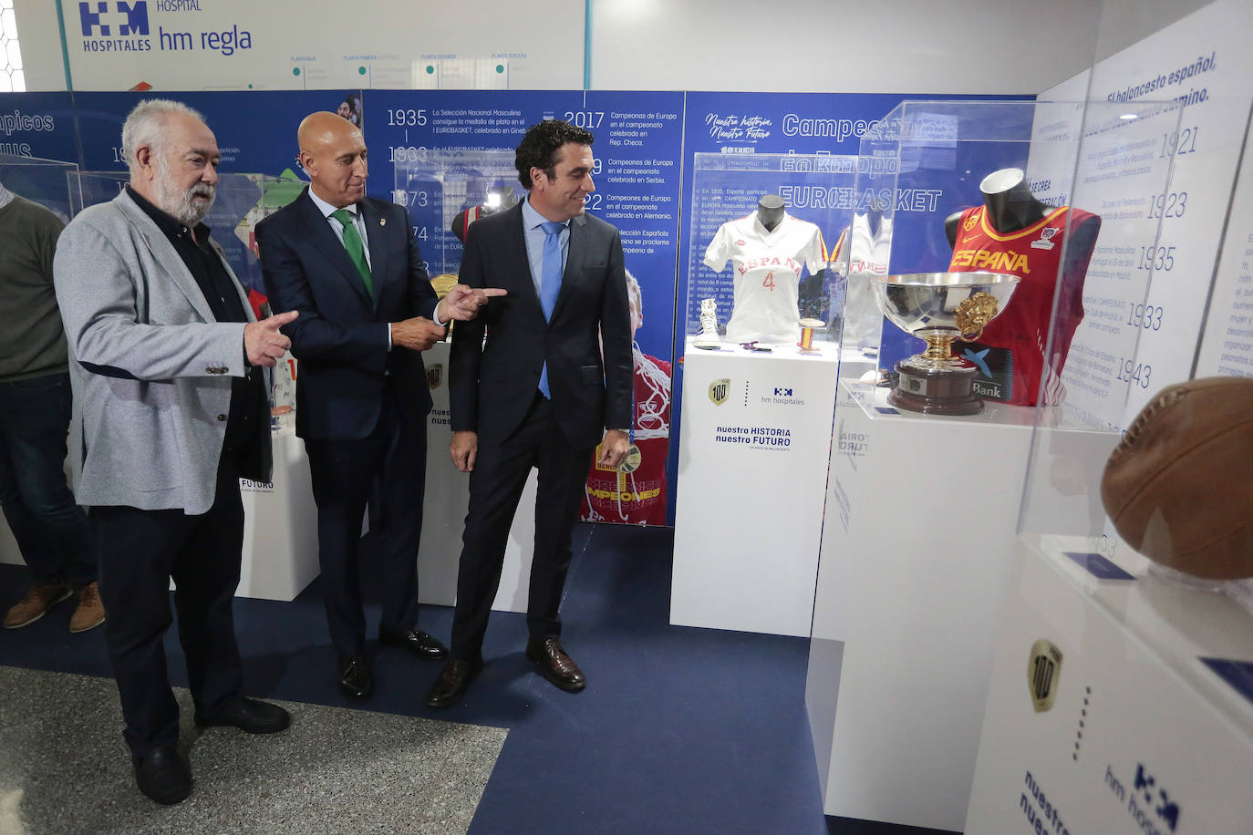 El alcalde de León, José Antonio Diez, el director territorial noroeste de HM Hospitales, Ricardo Aller y el presidente de la Federación de Baloncesto de Castilla y León, Óscar Castañeda