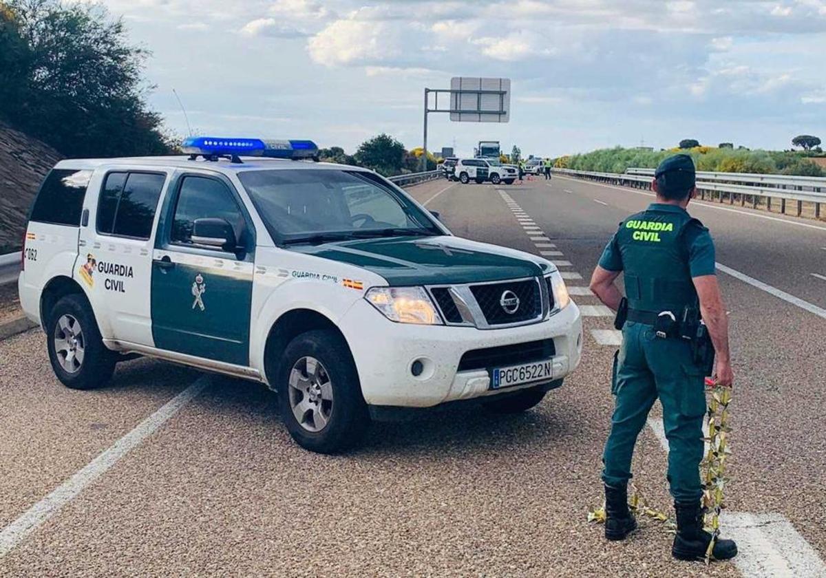 Punto de control de vehículos en una carretera leonesa.