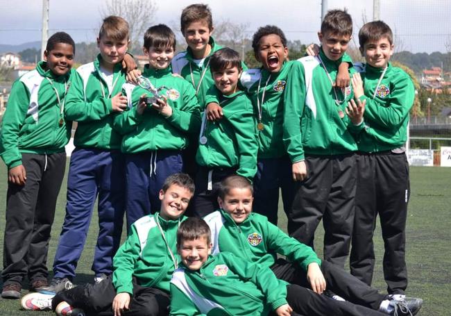 Nico Toca, en el centro al fondo, junto a sus compañeros en la Peña Paco Liaño en un torneo de disputado en Plentzia (Vizcaya). En la parte inferior aparece su hermano pequeño, Andrés.