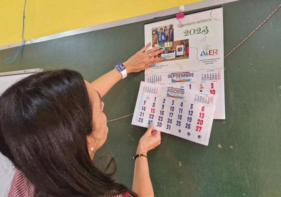 La profesora de tercero de infantil en el colegio Leonés, María del Carmen Correia, arranca la hoja del calendario.