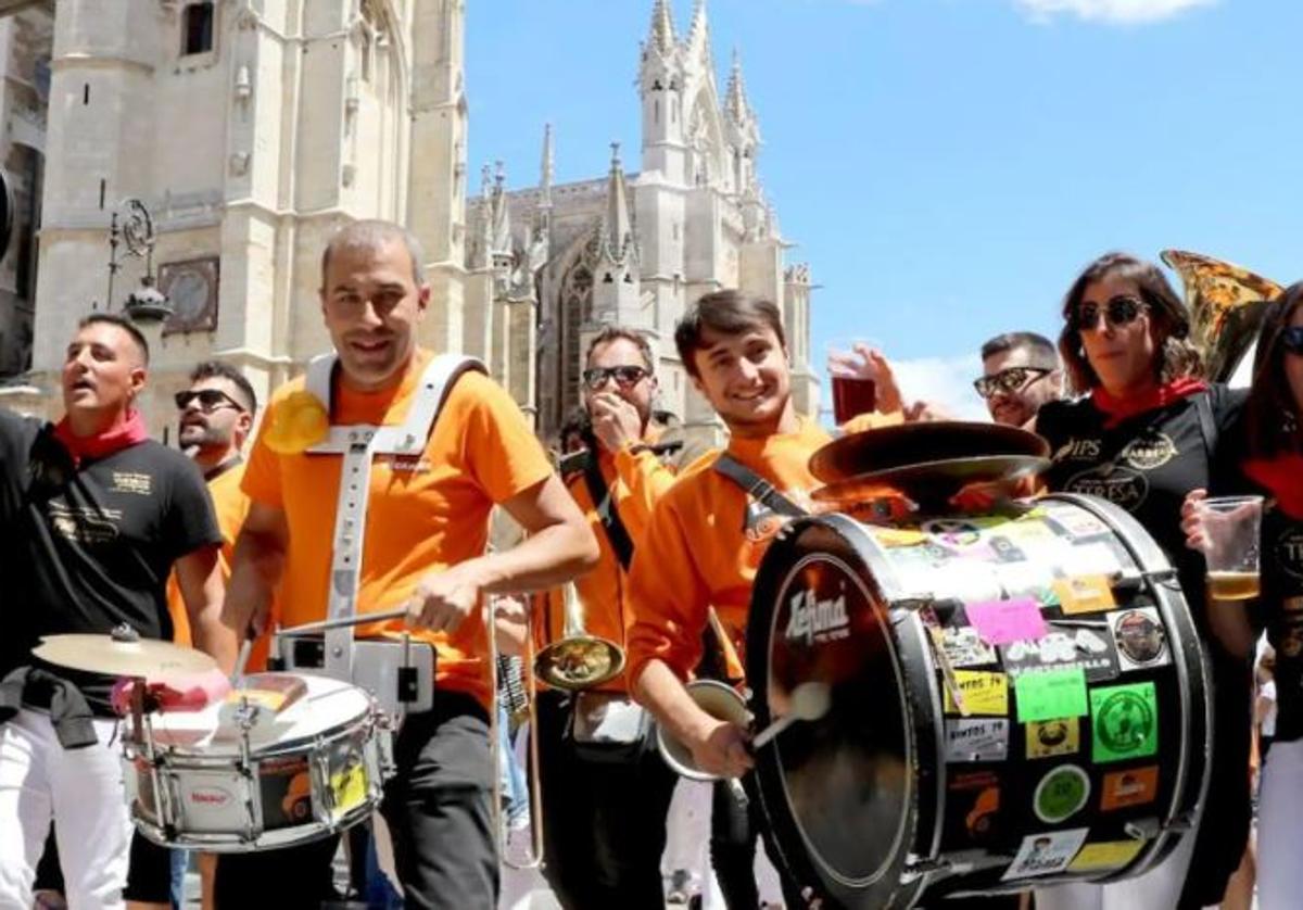 Desfile de peñas en la ciudad de León.