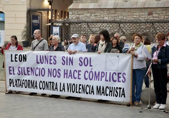 León acoge la concentración 'Los lunes sin sol' contra la violencia de género