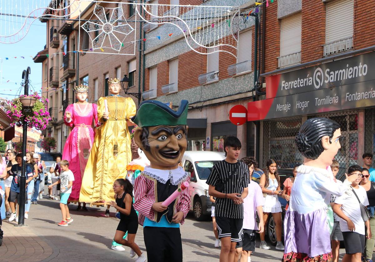 Gigantes y Cabezudos en Santa María del Páramo