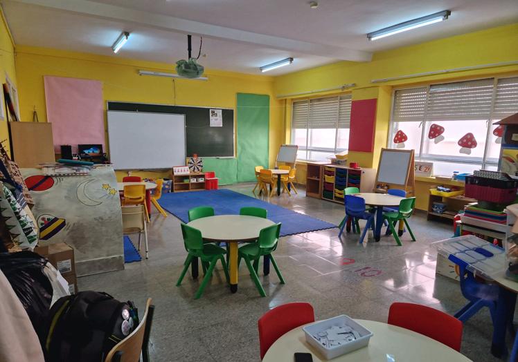 Imagen principal - Los profesores del colegio Leónes preparando las aulas para la vuelta al cole