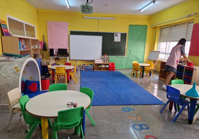 La profesora María del Carmen Correia ultima los detalles antes del inicio escolar.