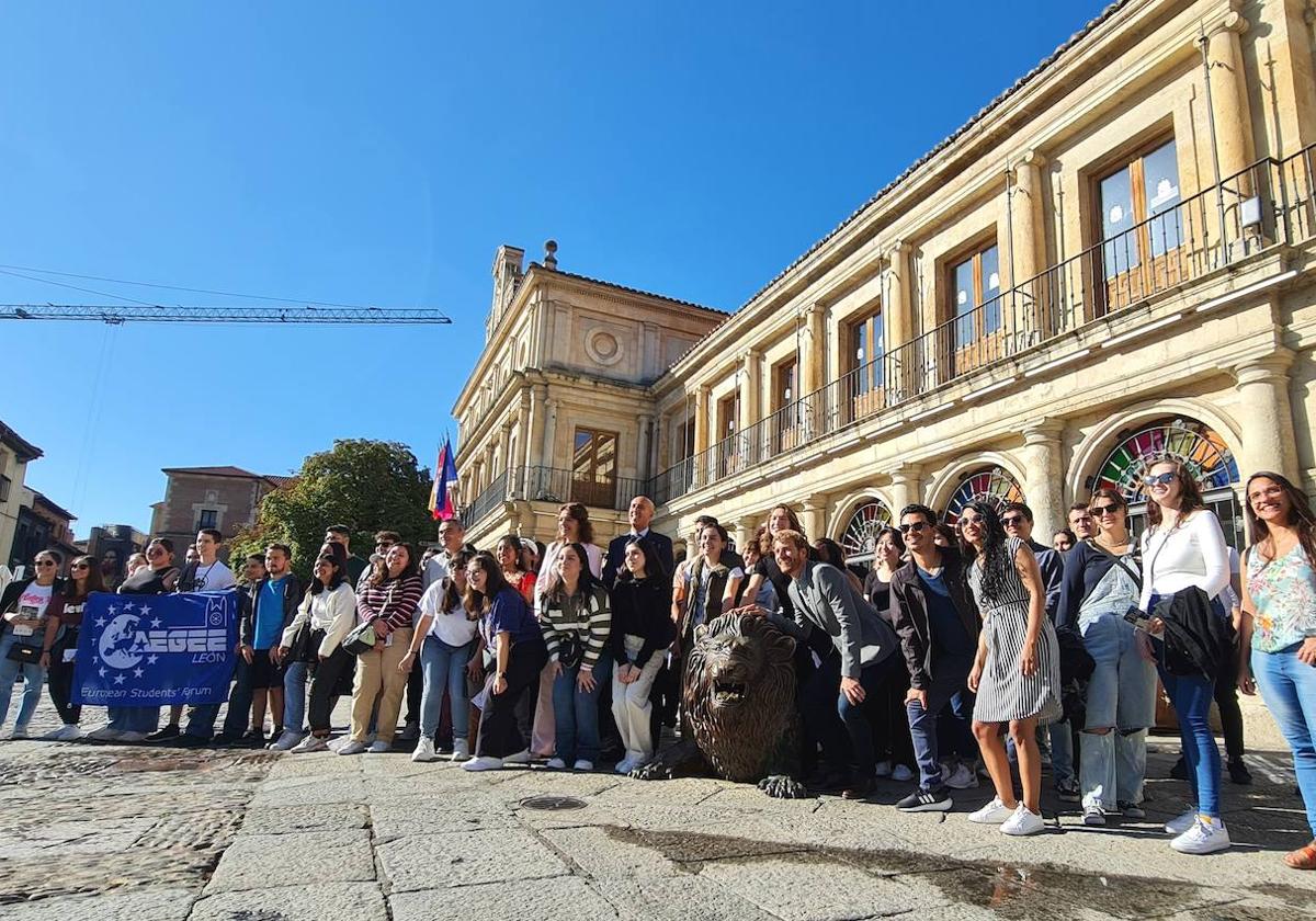 Recepción de estudiantes Erasmus en el Ayuntamiento de León.