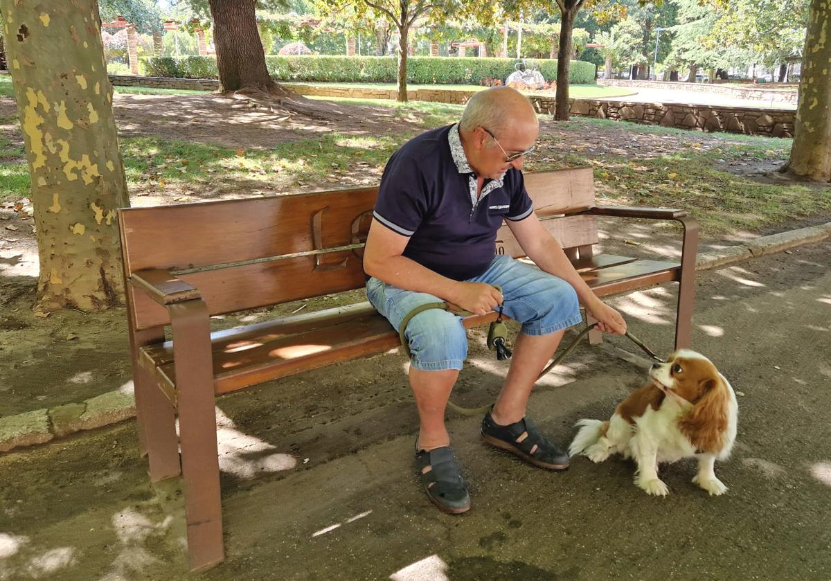 El leonés José descansa en uno de los bancos del parque de José Aguado con Loki, el perro de su hija.