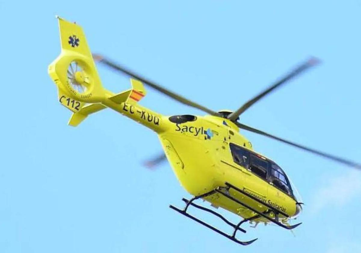 Helicóptero medicalizado en el que fue trasladado el motorista herido.