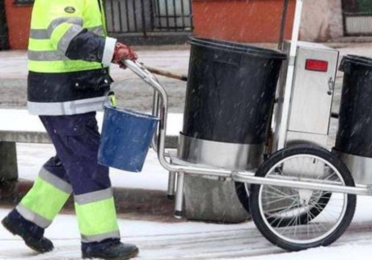 Un operario del servicio de limpieza de León.