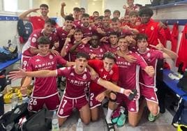 Los jugadores del Júpiter celebran su contundente triunfo ante la Ponferradina B.