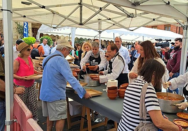 Reparto de las alubias en La Bañeza en la XX edición de la Alubiada