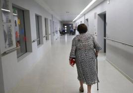 Una mujer en una residencia.