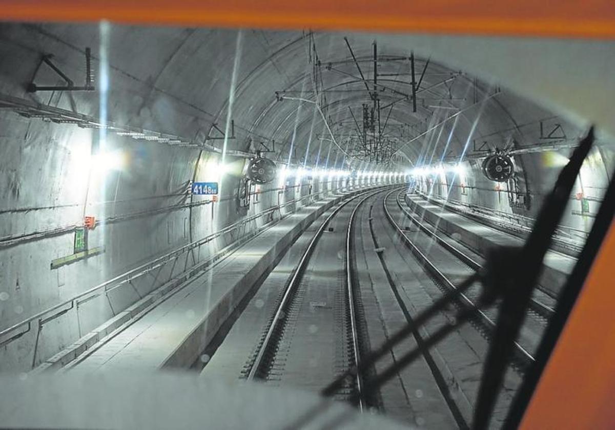 Interior de los túneles de la variante, visto desde la cabina de uno de los trenes utilizados en las pruebas.