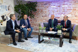 El secretario general adjunto de FELE, Enrique Suárez, el presidente de la Diputación de León, Gerardo Álvarez Courel, el alcalde de León, José Antonio Diez y el presidente de FELE, Jesús María Vallejo.