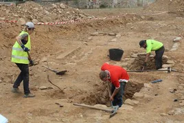 Sputnik Labrego trabaja en las exhumaciones de Ponferrada