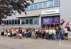 Protestas a las puertas de la sede de Teleperformance, en Ponferrada.