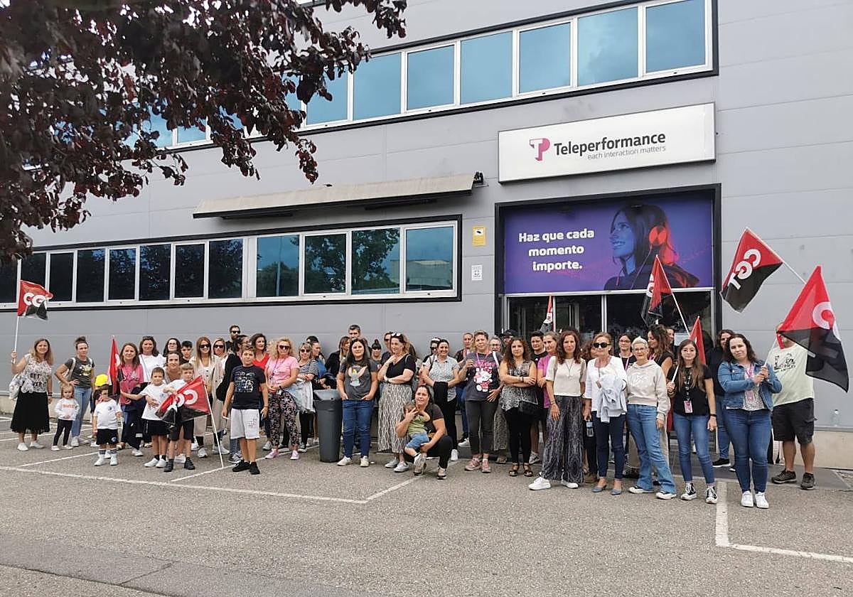 Protestas a las puertas de la sede de Teleperformance, en Ponferrada.