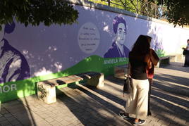 Mural feminista en las inmediaciones del puente de Léon Plaza.