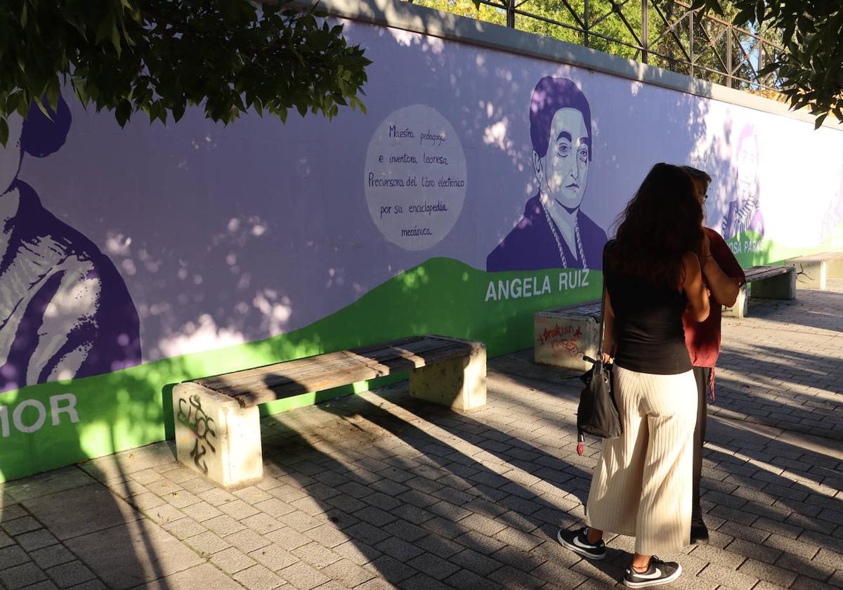 Mural feminista en las inmediaciones del puente de Léon Plaza.