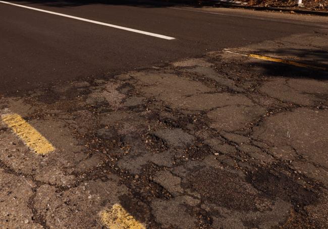 Numerosos baches en la zona que ha quedado sin asfaltar.