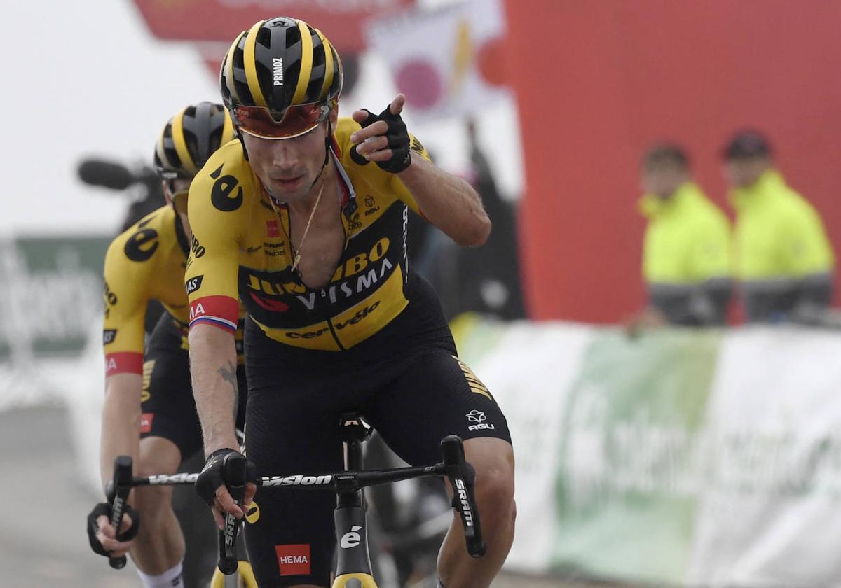 Roglic celebra su victoria en la 17ª etapa, con final en El Angliru.