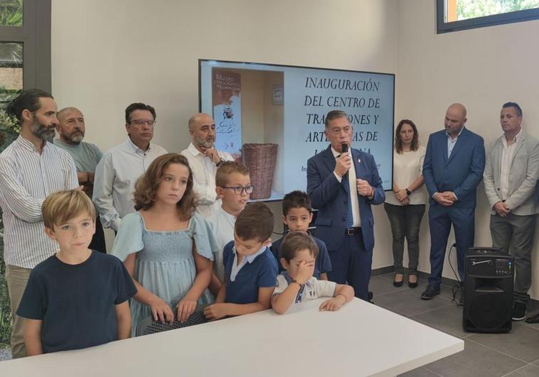 El alcalde de Cuadros, Marcos Martínez, durante la inaguración este jueves del Centro de Tradiciones y Artesanía.