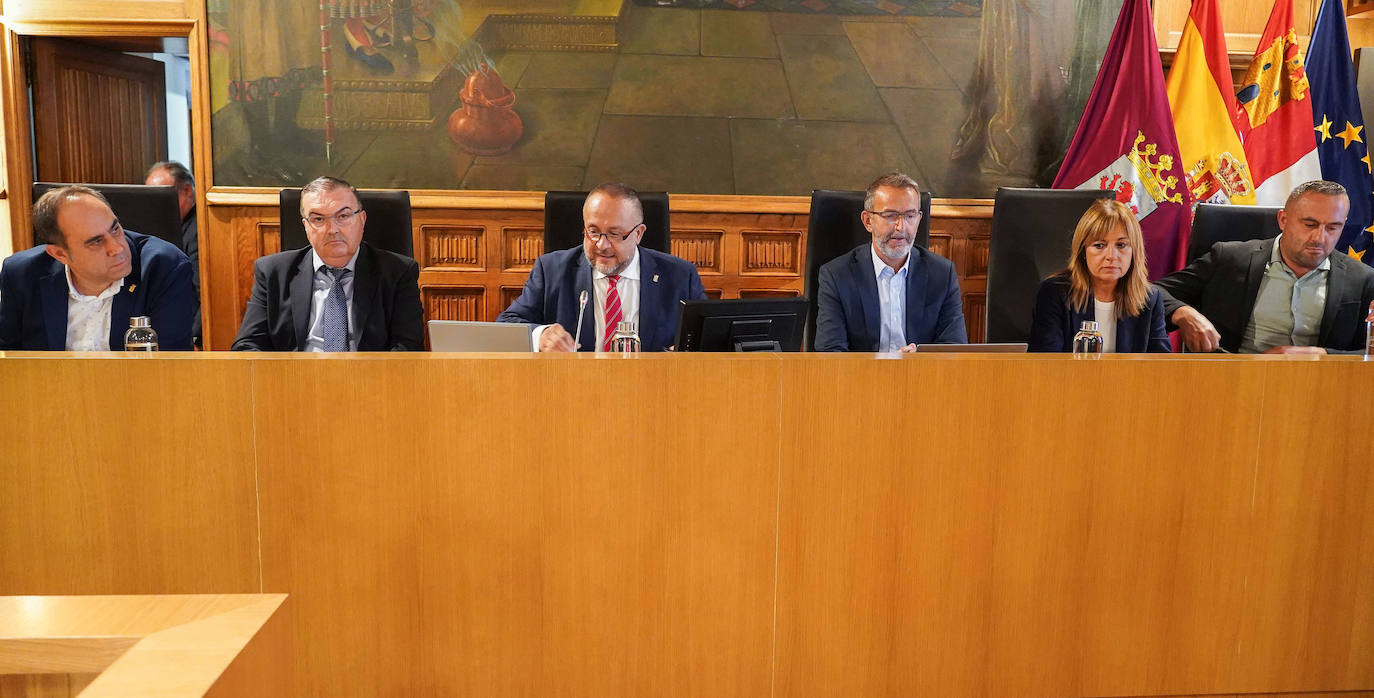 Valentín Redondo, Roberto Aller, Gerardo Álvarez Courel y Santiago Dorado durante la sesión plenaria