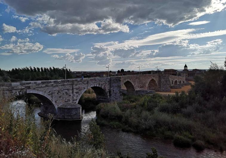 Puente sobre el río Órbigo en Hospital, donde se desarrolla la historia del Passo Honroso.