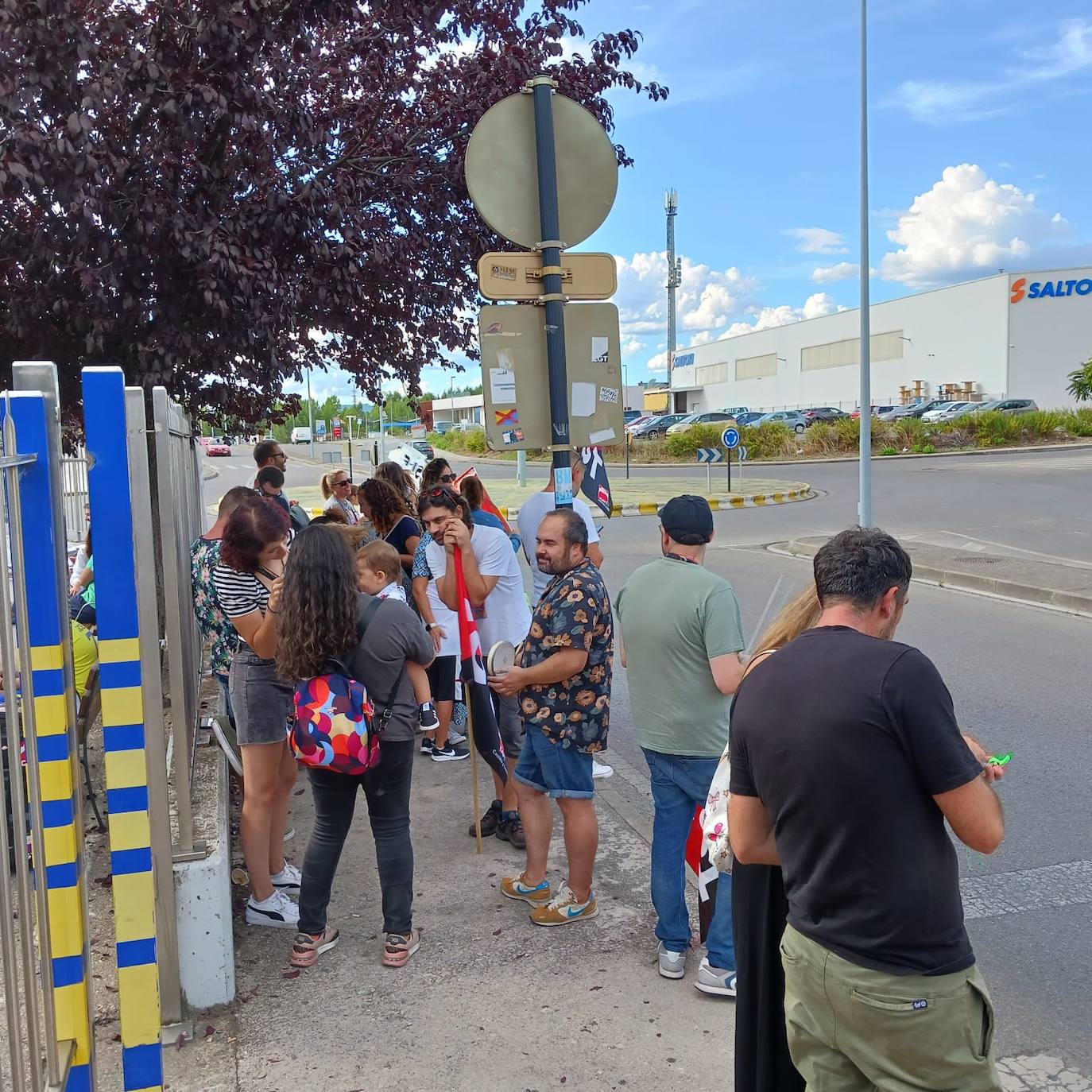 Imágenes de los trabajadores protestando frente a la sede de Teleperformance en Ponferrada.