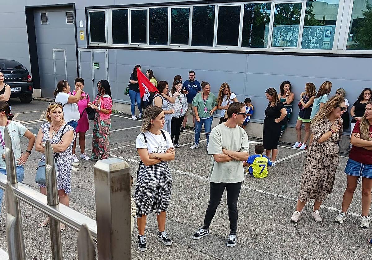 Imágenes de los trabajadores protestando frente a la sede de Teleperformance en Ponferrada.