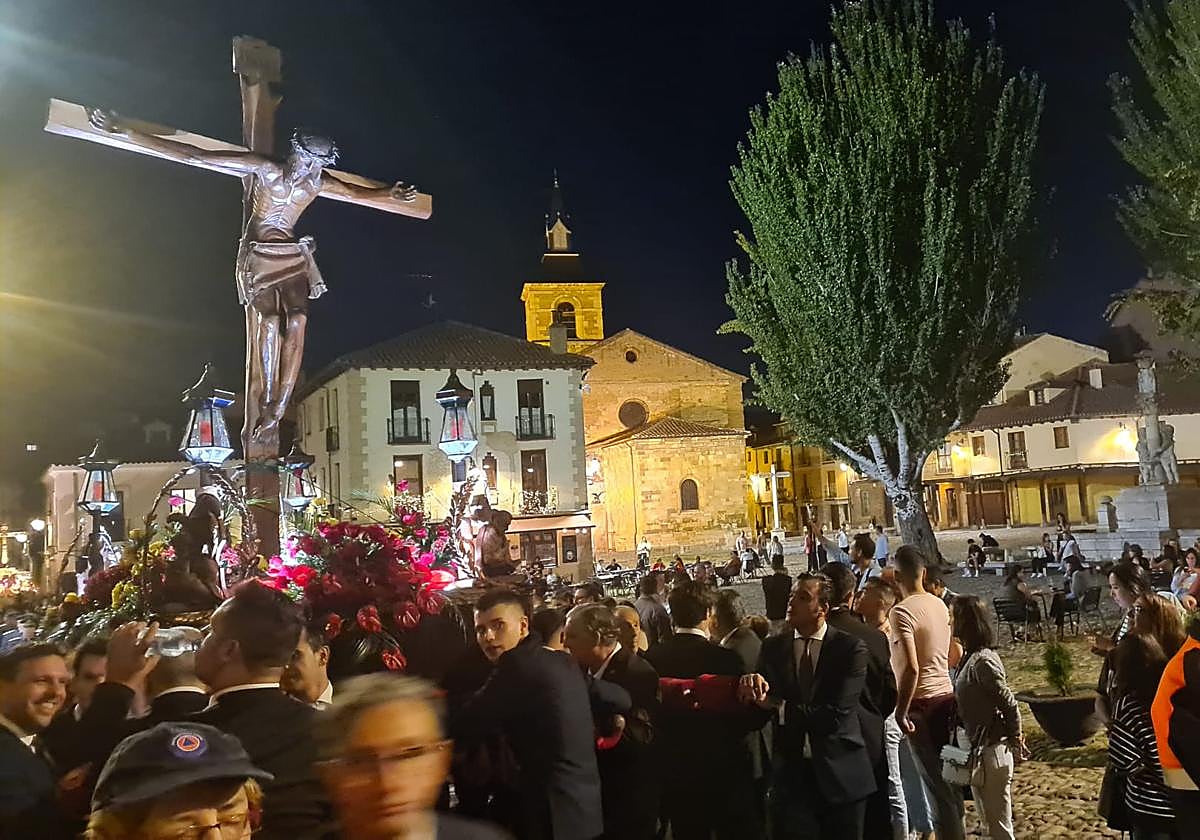 Procesión de la Exaltación de la Cruz por las calles de León.