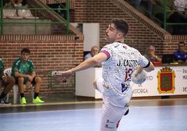 Juan Castro ejecuta un lanzamiento durante el primer partido de la temporada.