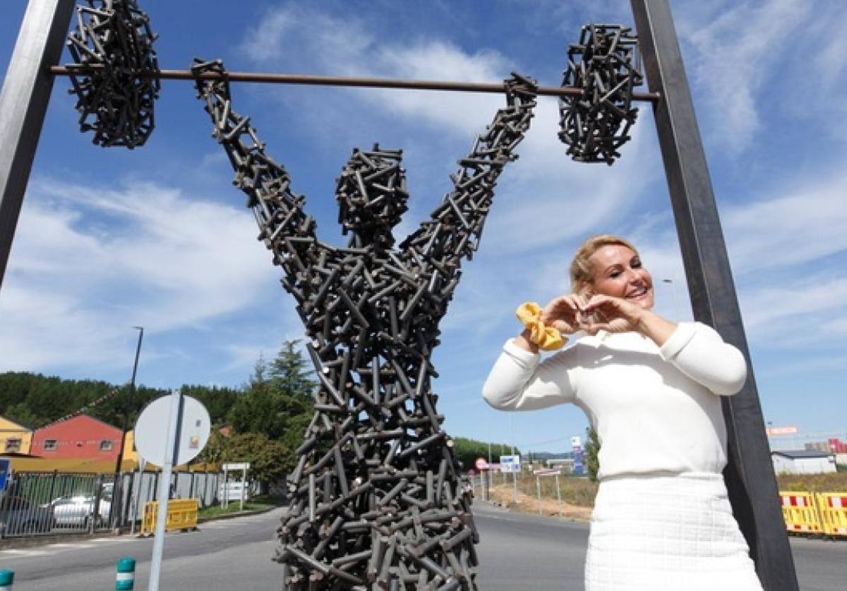 Lydia Valentín junto a una escultura en su pueblo.