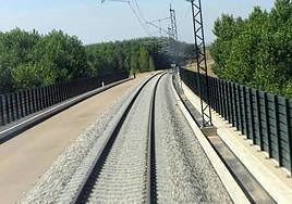 Vía del tren que conecta León con otros puntos de España.